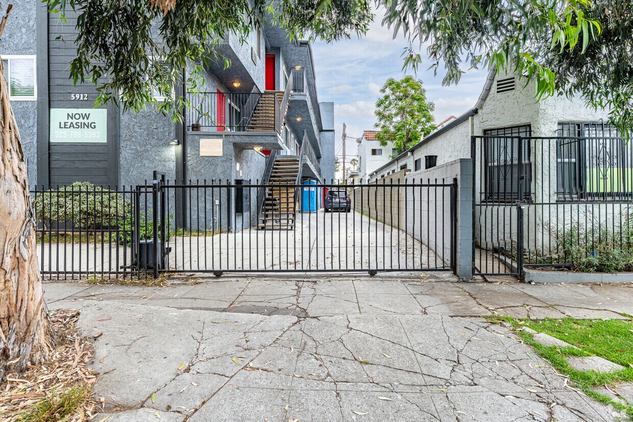 5912 Willoughby Ave