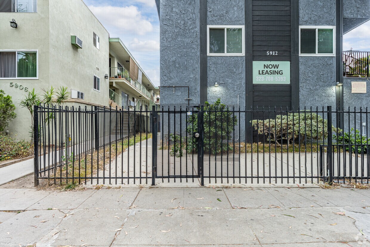 5912 Willoughby Ave