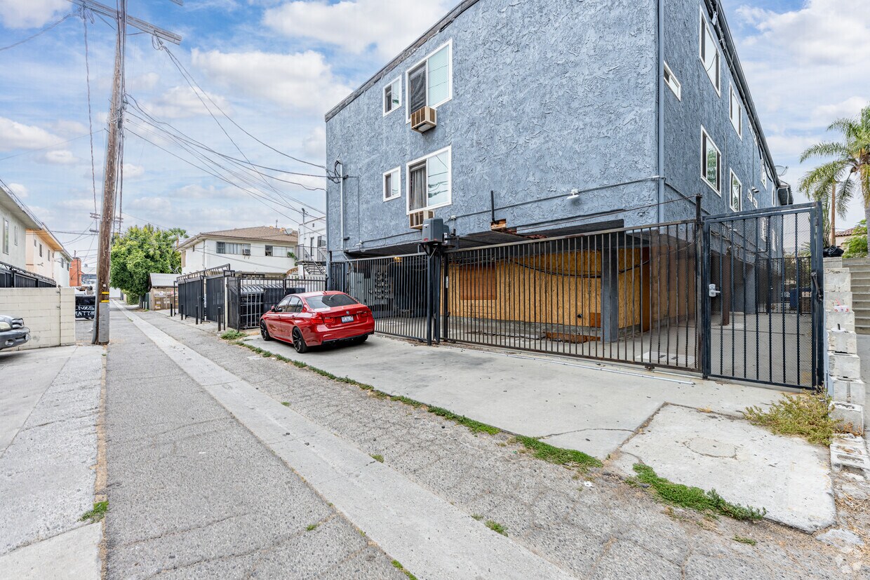 5912 Willoughby Ave