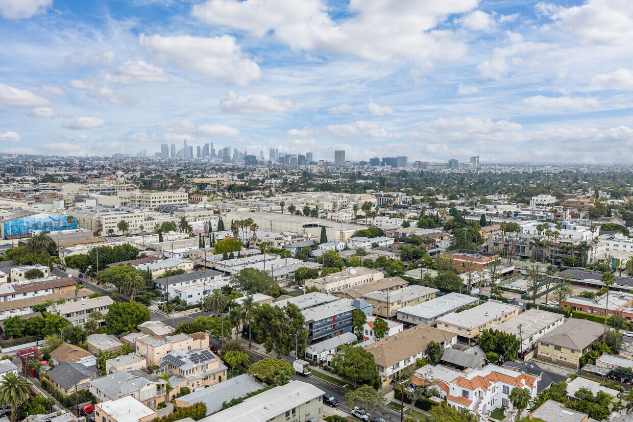 5912 Willoughby Ave