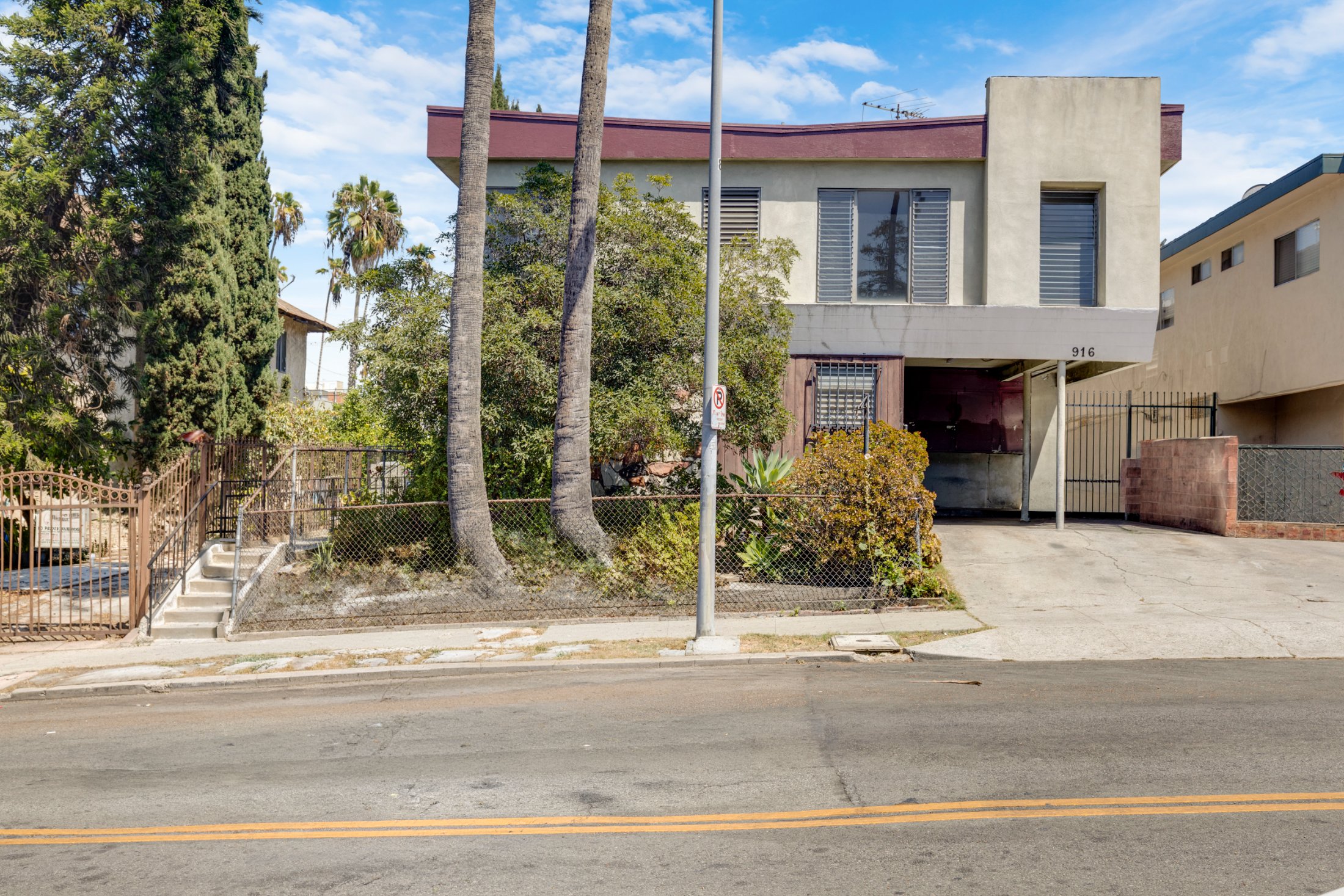 916 S. Normandie Ave, Los Angeles, CA 90005 — property photo 3 of 8