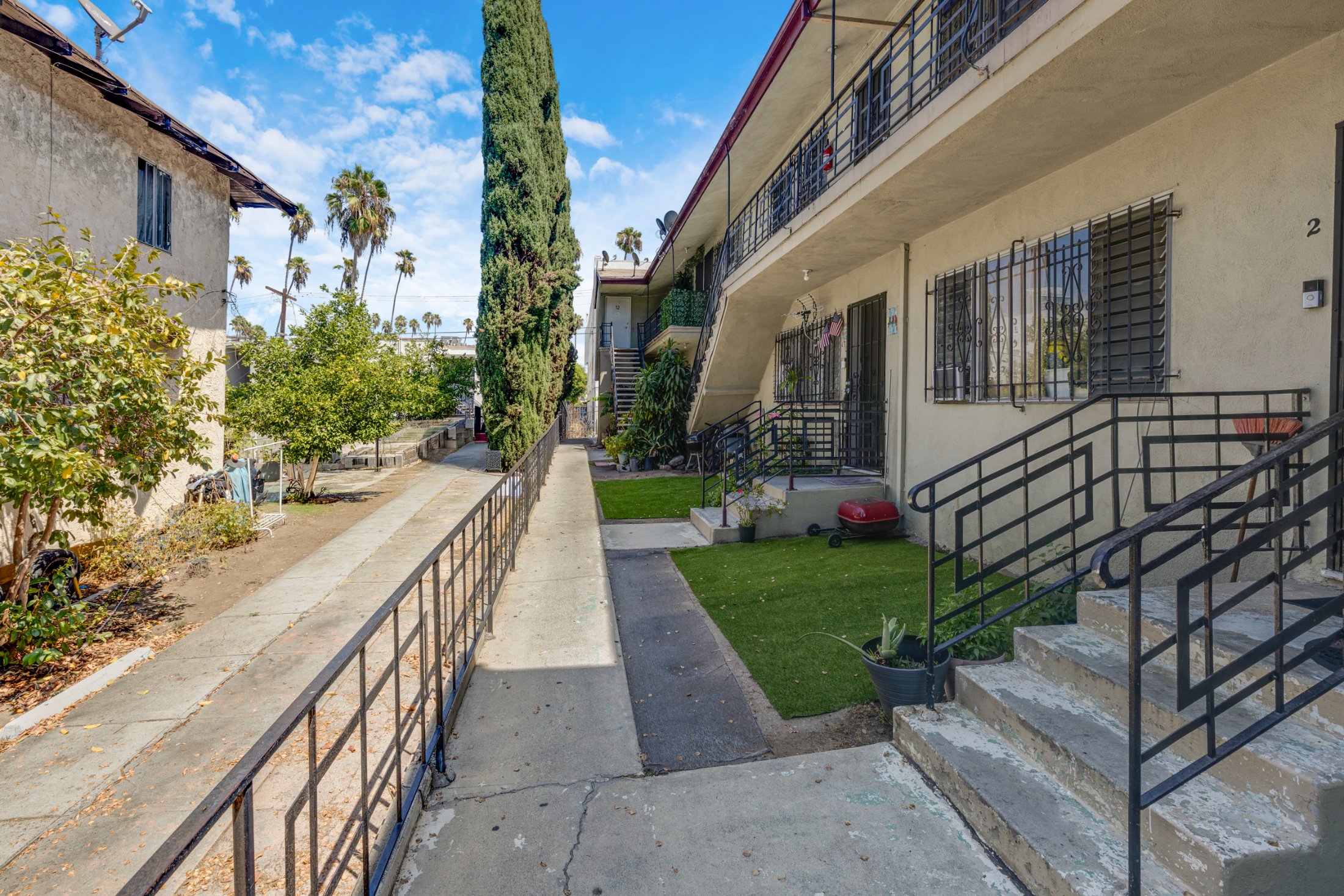 916 S. Normandie Ave, Los Angeles, CA 90005 — property photo 4 of 8