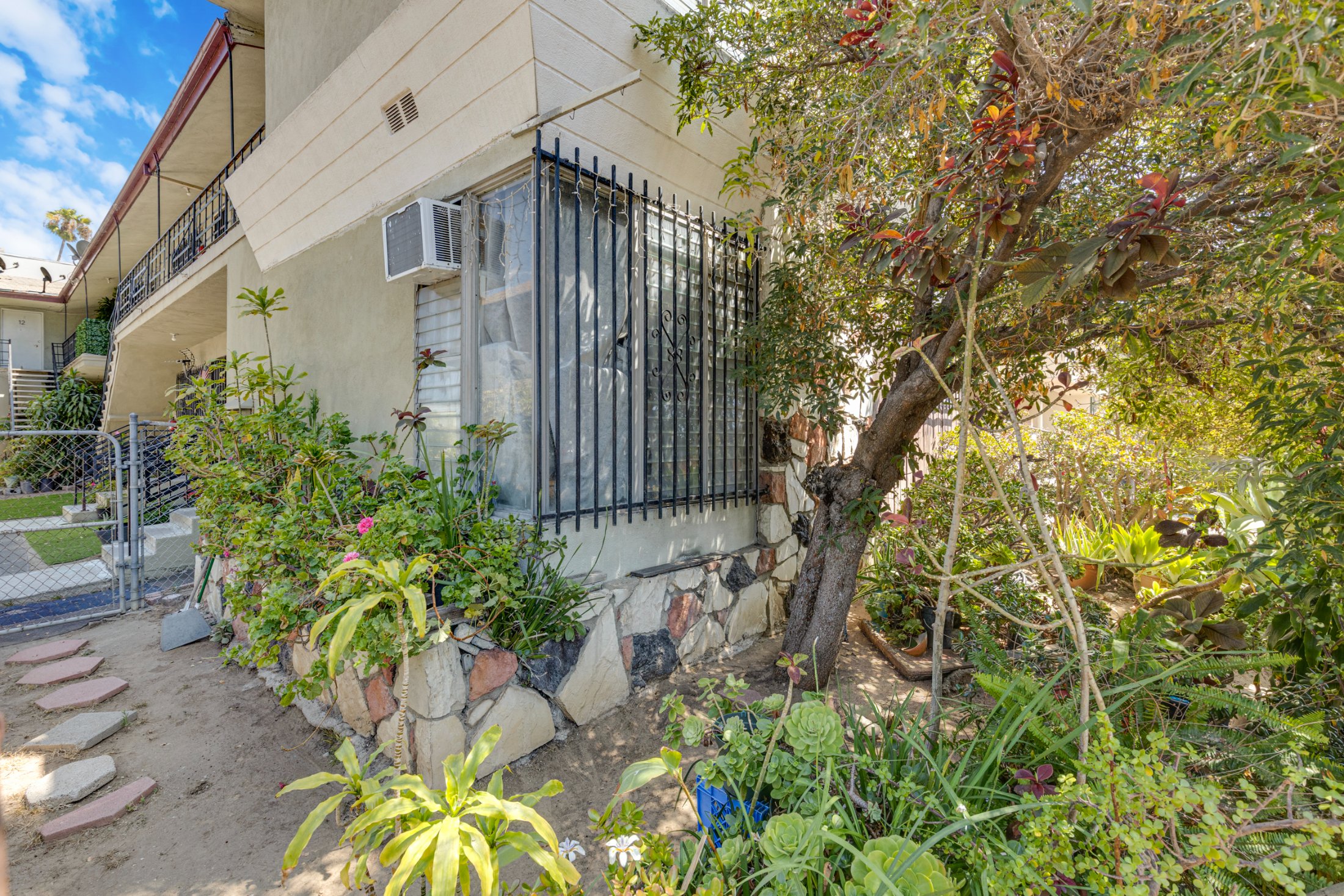916 S. Normandie Ave, Los Angeles, CA 90005 — property photo 5 of 8
