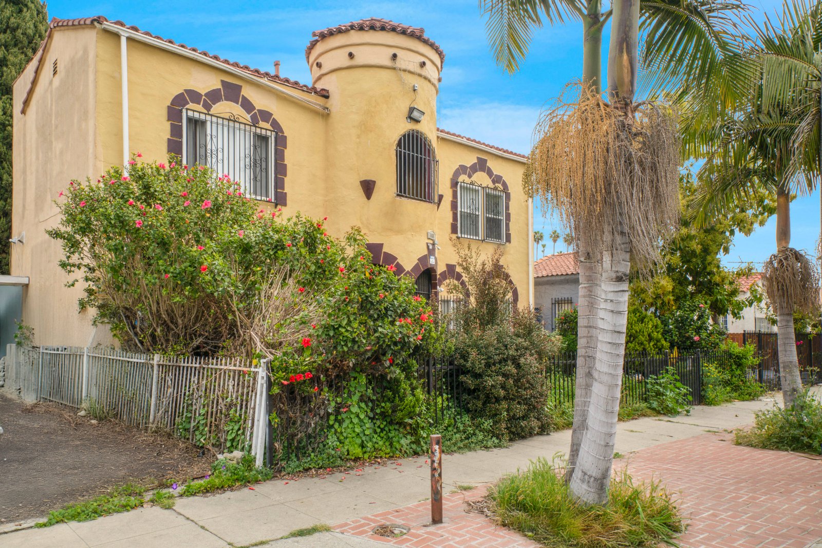 1061 W 57th St, Los Angeles, CA 90037 — property photo 2 of 4