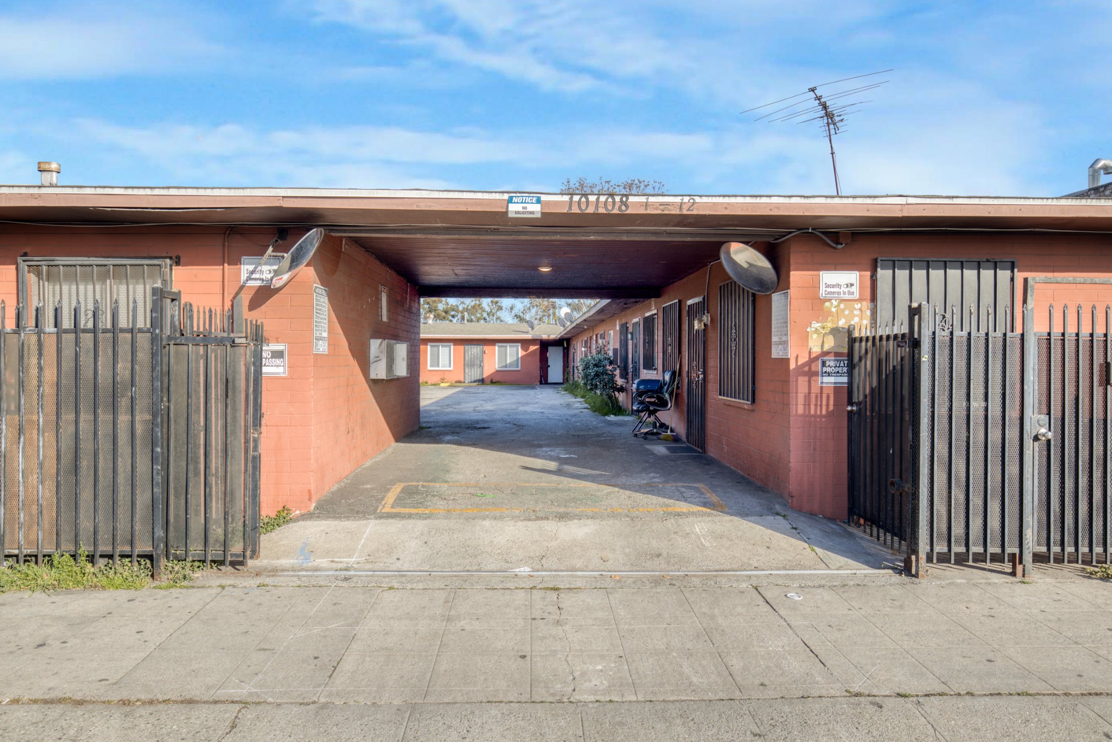 10108 S. Figueroa St, Los Angeles, CA 90003 — property photo 2 of 17
