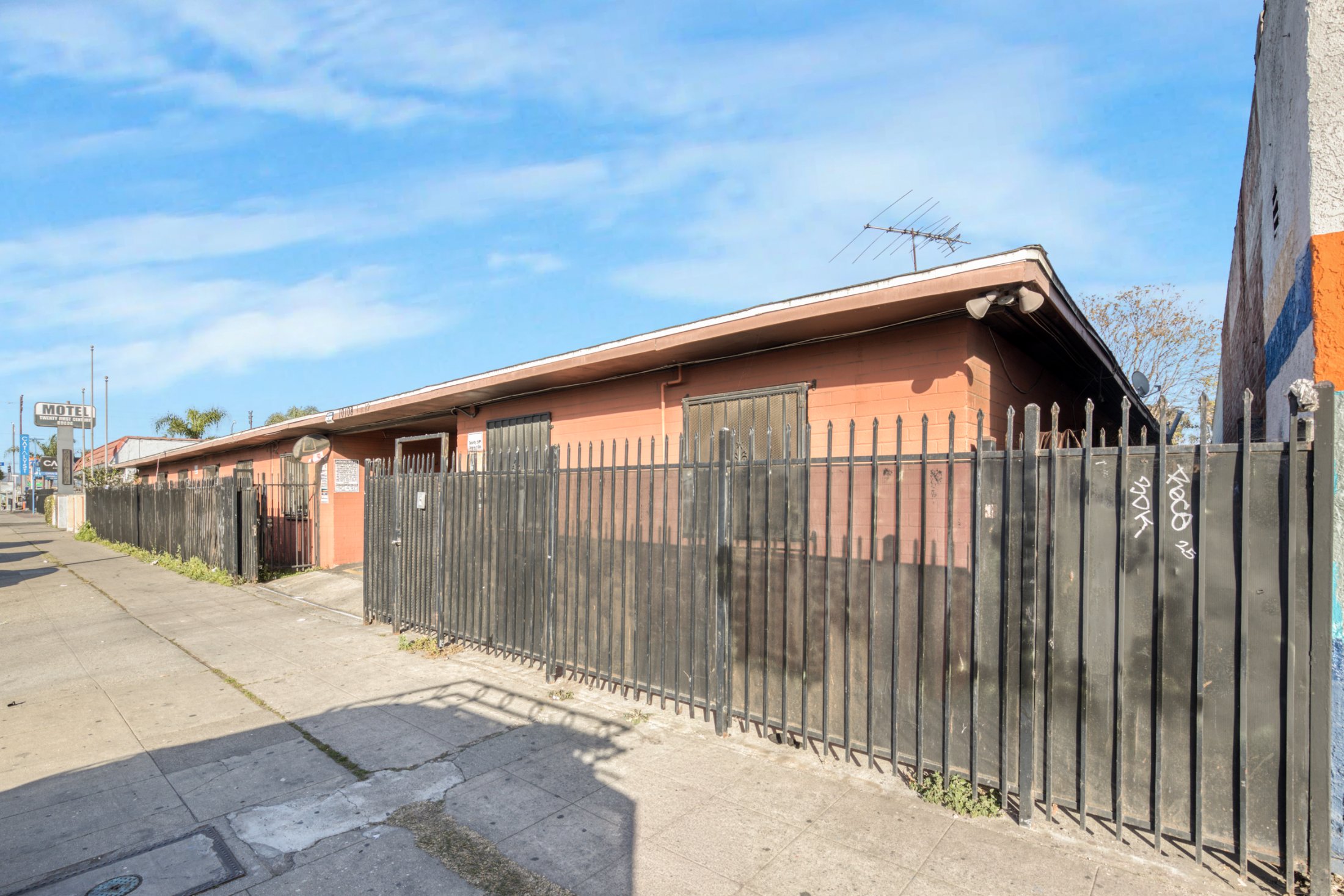 10108 S. Figueroa St, Los Angeles, CA 90003 — property photo 3 of 17