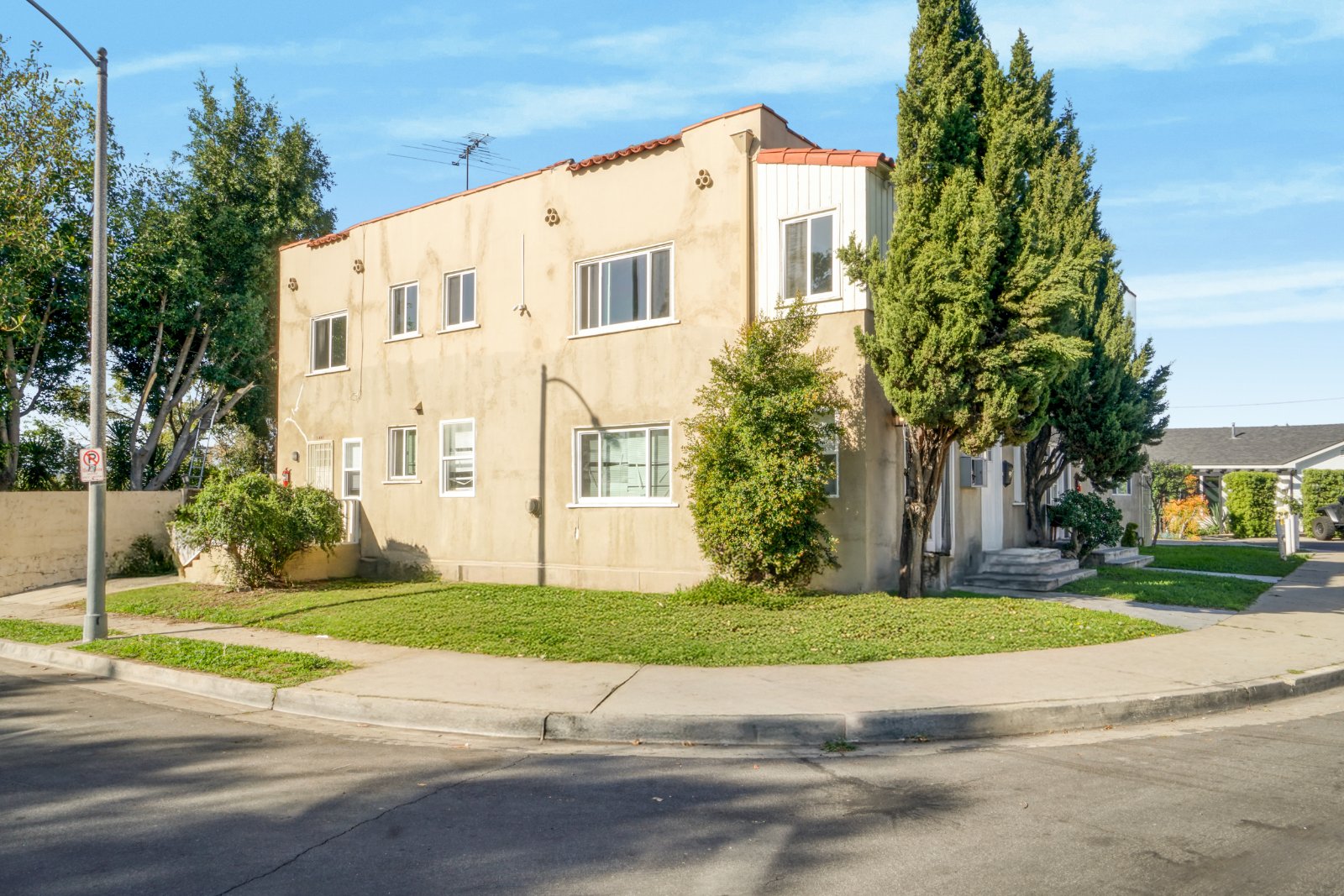 2337 S. Vineyard Ave, Los Angeles, CA 90016 — property photo 3 of 8