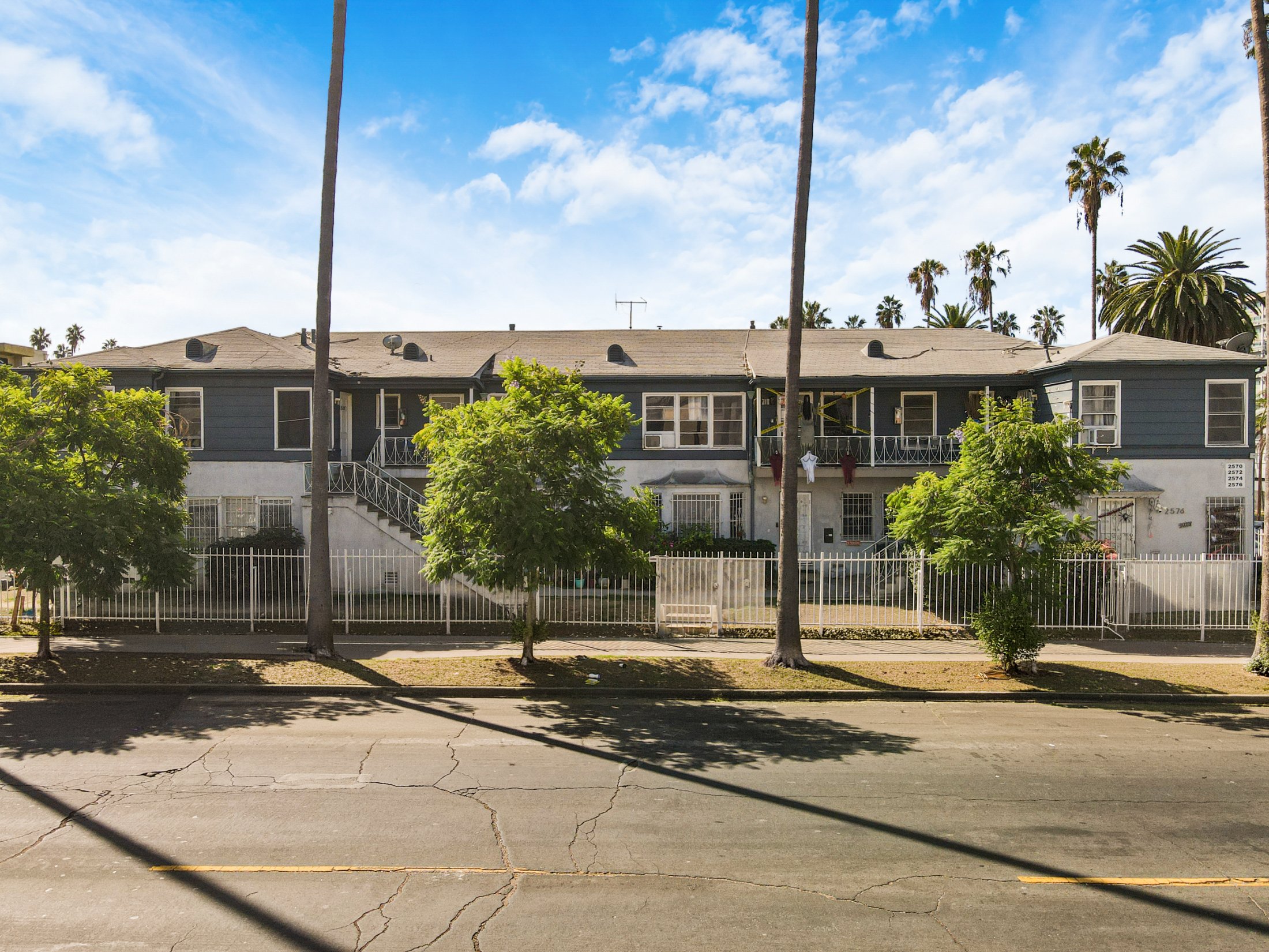 2562 W. 11th St., Los Angeles, CA 90006 — property photo 2 of 16