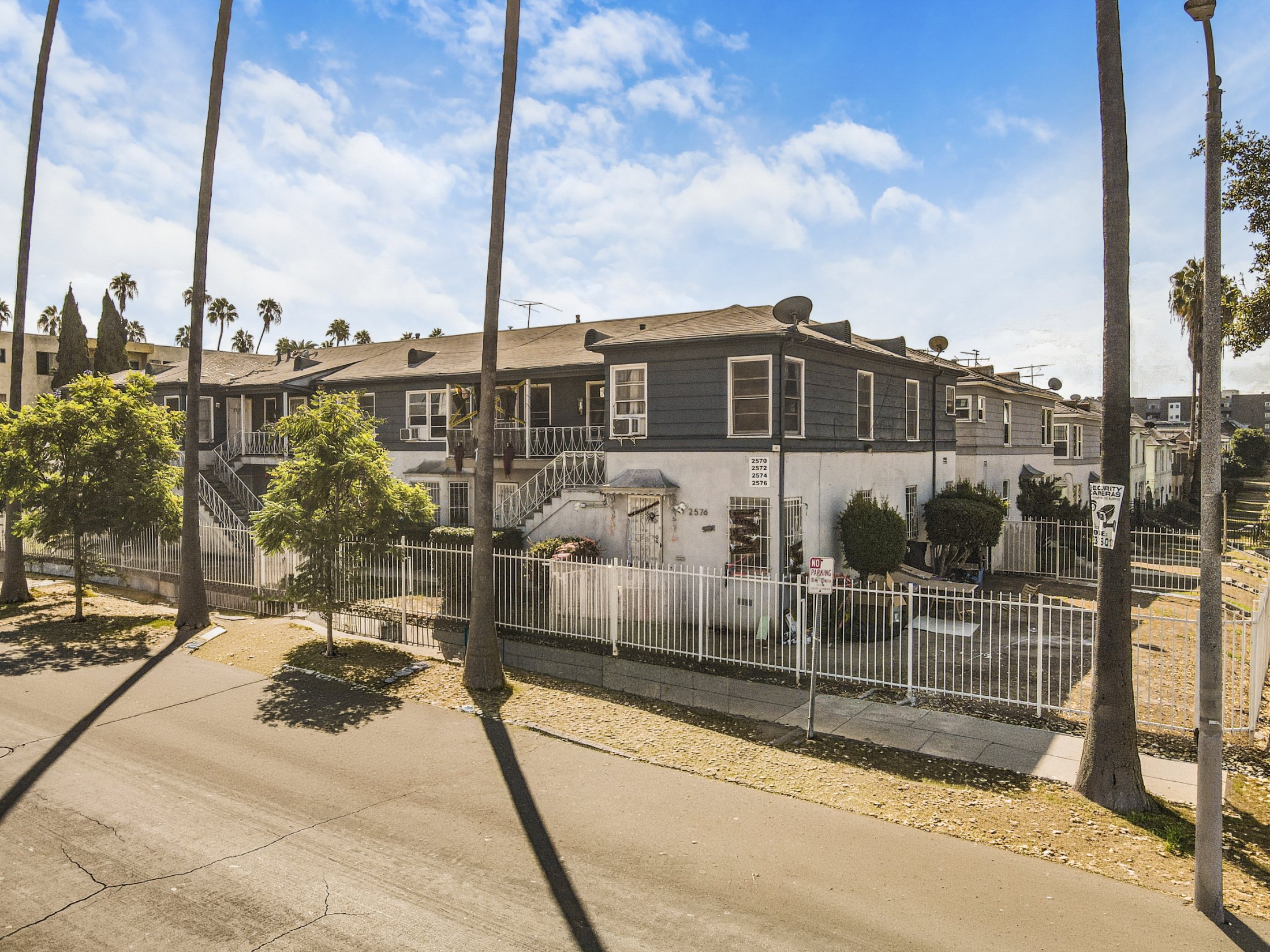 2562 W. 11th St., Los Angeles, CA 90006 — property photo 3 of 16