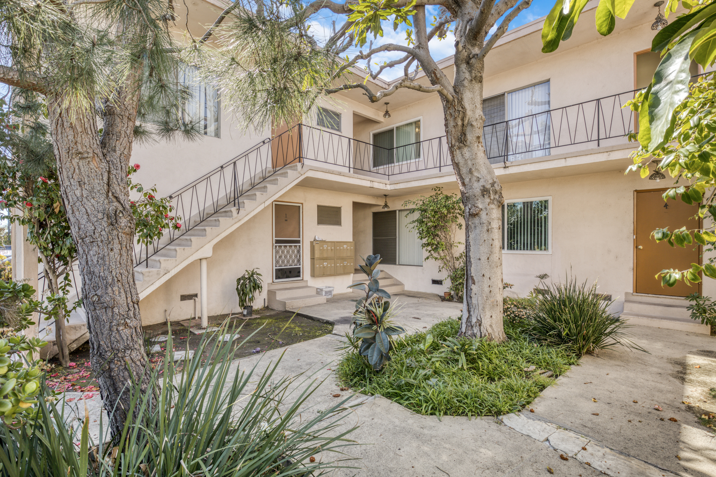 Just Sold: 3945 Frances Ave, 19 Units in Mar Vista
