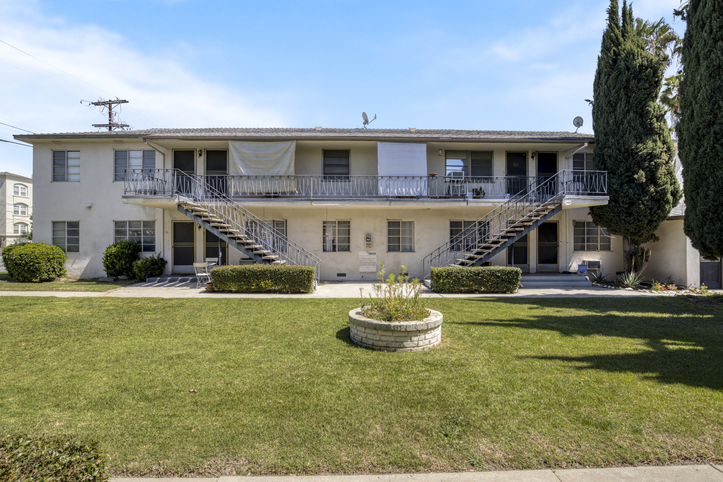 13950-13960 Burbank Blvd